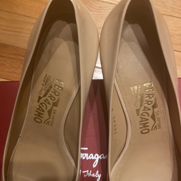 Bisque patent calf leather Sissi wedges - Picture 3 of 12